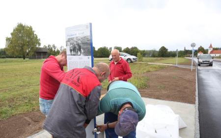 POSTAVITEV TABLE OB KOLESARSKI STEZI 02 FOTO LJUBO VUKELIČ